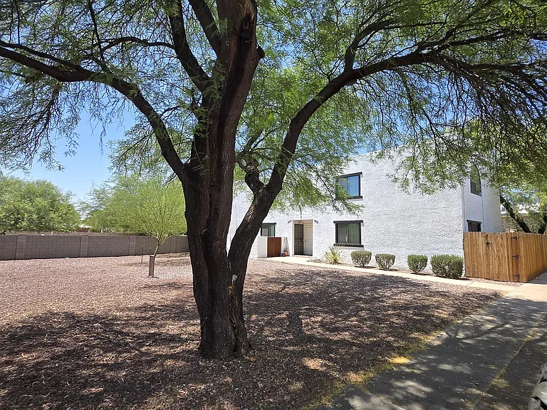 1807 E Hedrick Dr — Photo 11