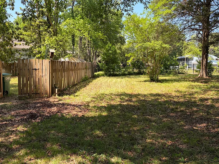 Generous side yard