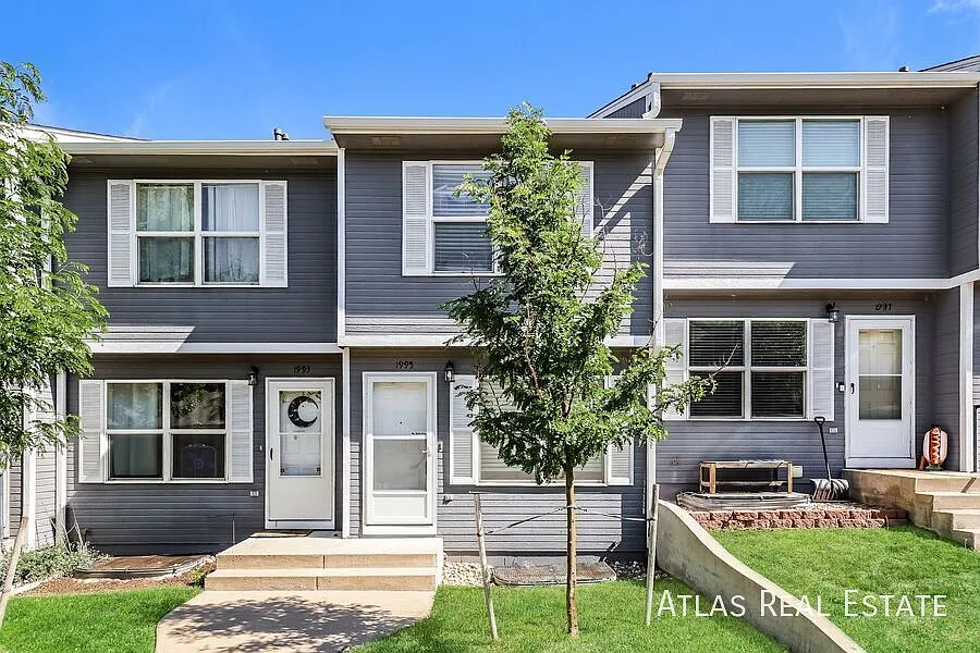 New Low Price!! Welcome Home To Oak Crest Bright & Spacious Townhome — Photo 4