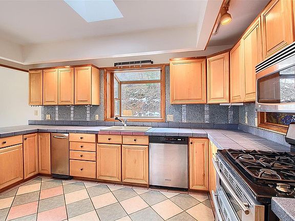 5th image of 61 Pine Ridge Rd