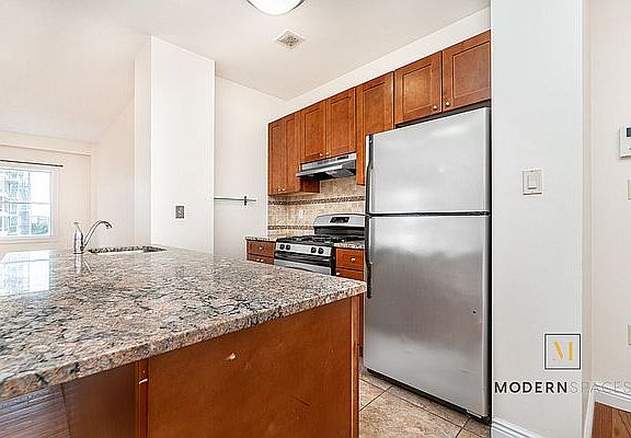 3rd image of 12-03 Jackson Ave #5FB