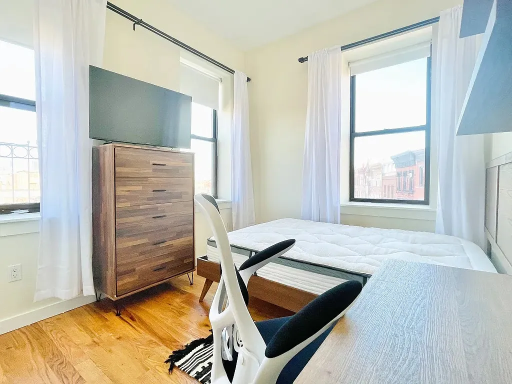 4 bed, 1.5 bath, 1100 sqft, $1,270 — Photo 2