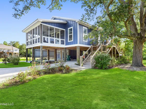 231 Thomas St, Bay Saint Louis, MS 39520