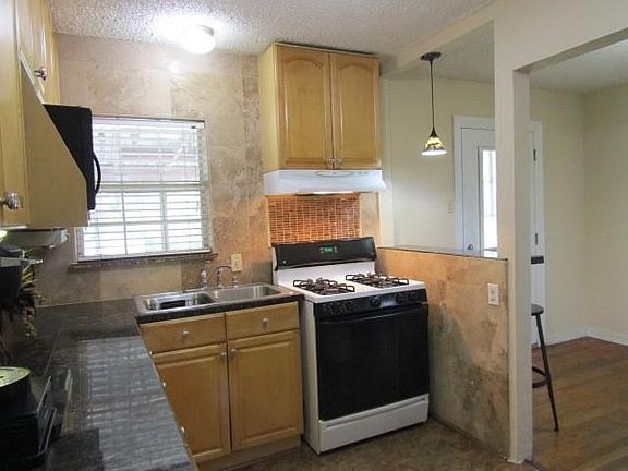4th image of 3218 Cedar Lake Dr
