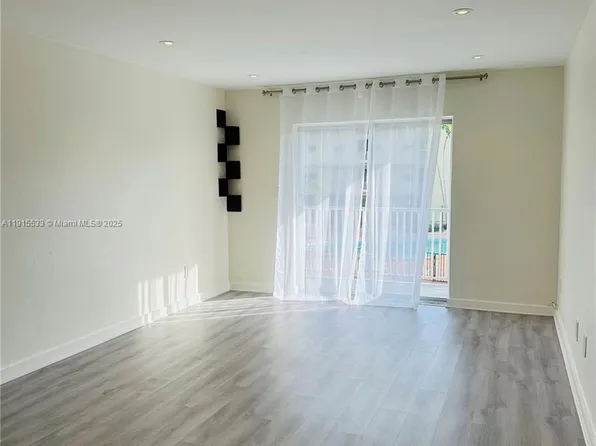 7505 SW 82nd St APT 211, Miami, FL 33143