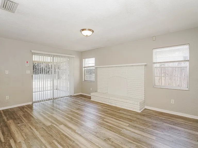 989 E Normandy Blvd — Photo 11