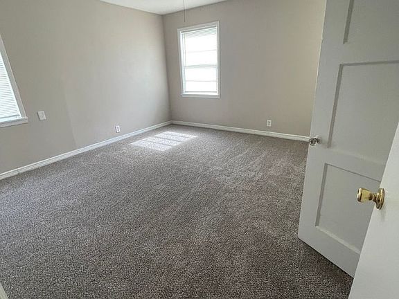 5th image of 550 Loraine Cir