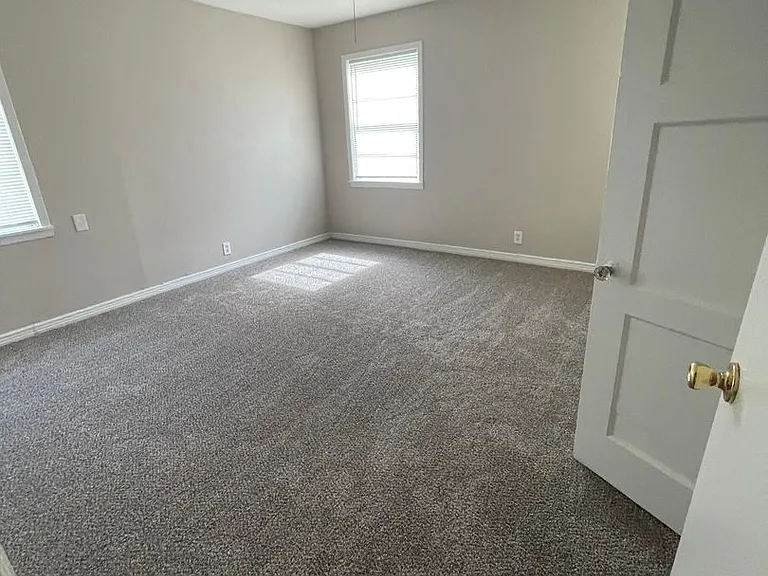 550 Loraine Cir — Photo 5