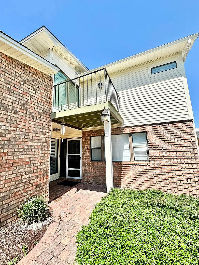 Gorgeous 3 Bedroom/3 Bathroom/2 Car Garage Townhome For Rent In The Desirable Donlabrook Gardens! — Photo 3