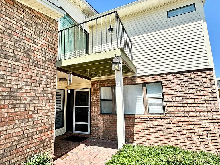 937 Holbrook Cir — Photo 3