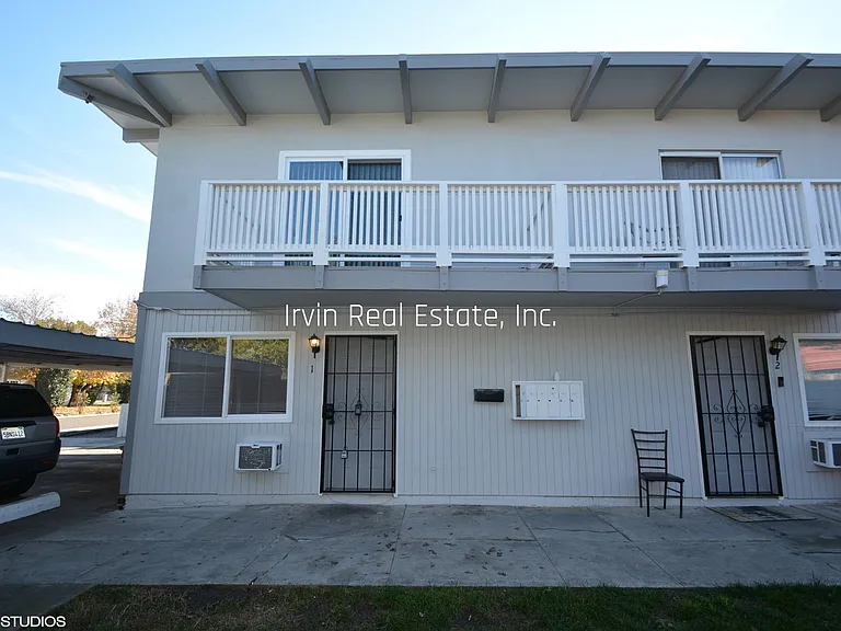 3303 N Franklin Ave — Photo 2