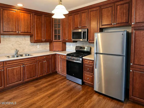 111 Shinnecock Dr, Manalapan, NJ 07726