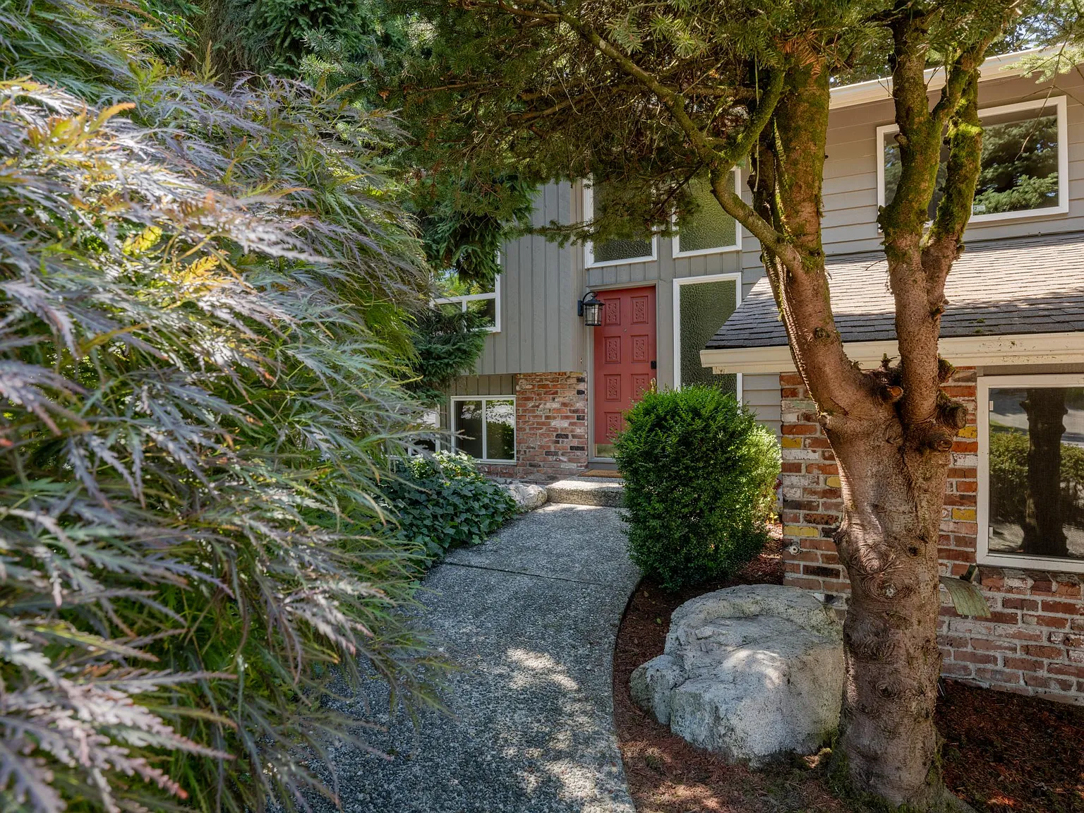 5 bed, 2270 sqft, $3,900 — Photo 2
