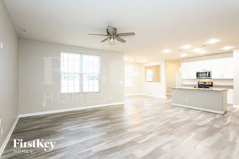 4 bed, 2.5 bath, 2676 sqft, $3,185 — Photo 2
