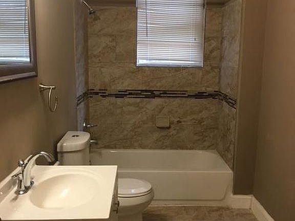 Spacious full bathroom
