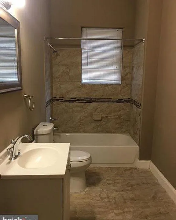 Spacious full bathroom