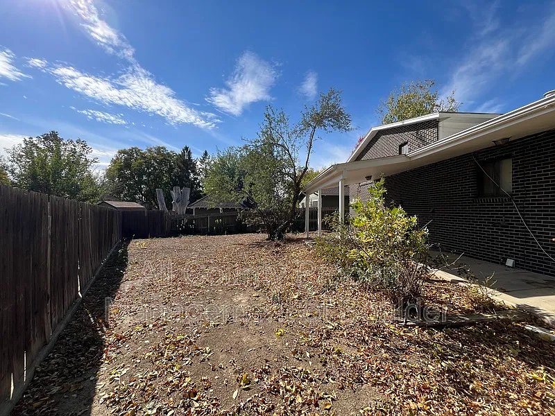 5 bed, 4.0 bath, 2005 sqft, $2,495 — Photo 2