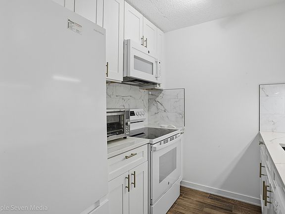 5th image of 1043 S York Rd APT 402
