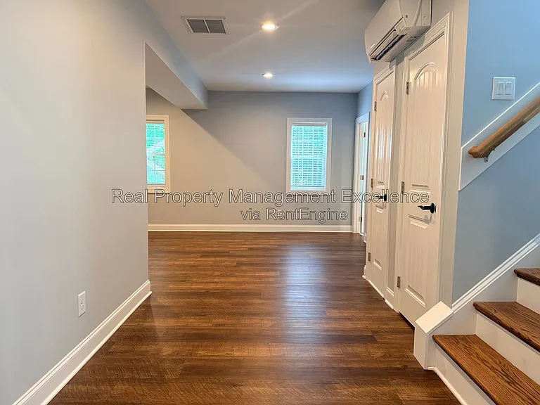 305 Holly Thorn Trce — Photo 12