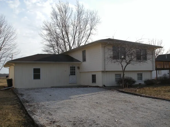311 E York St, Camp Point, IL 62320