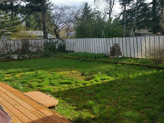 completely fenced in back yard- ideal for pets/grilling