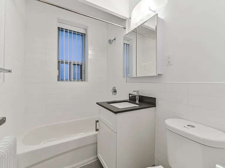 149 Saint George St — Photo 3