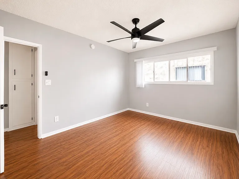 2150 N Beachwood Dr #10 — Photo 14