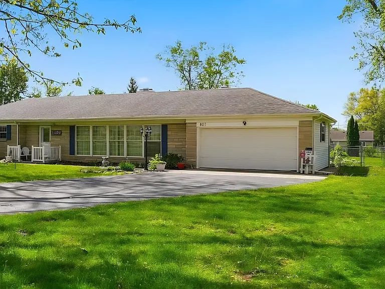 807 Ludwig Park Dr — Photo 1