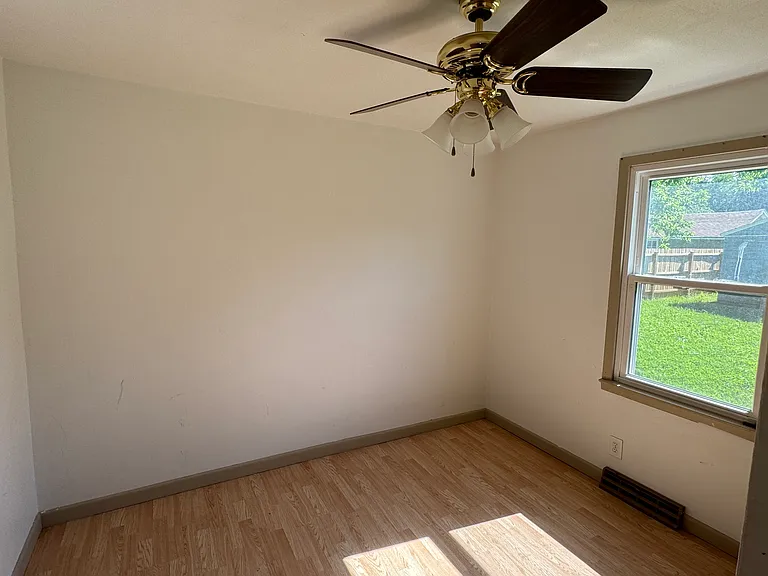 417 S Chicago Ave — Photo 10