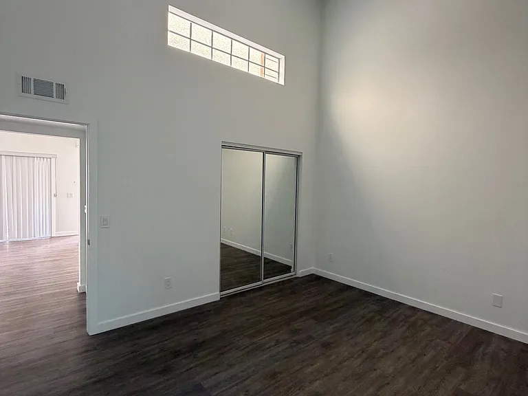 800 N June St — Photo 12