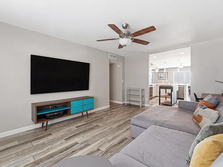 932 W Julie Dr — Photo 7