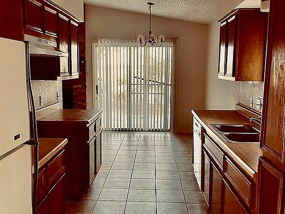 5th image of 1017 Royal Vista Dr