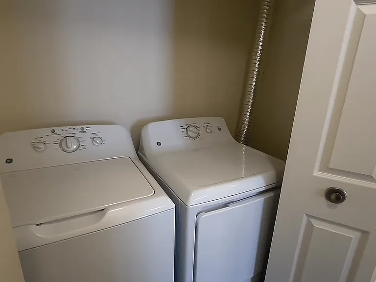 Lakeside Village Apartments — Photo 148