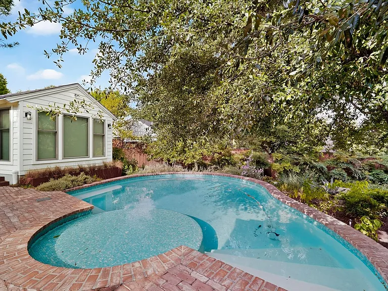 2323 Barberry Dr — Photo 2