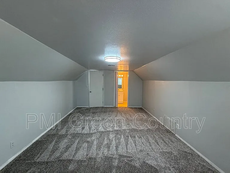 212 W Pecan St — Photo 13
