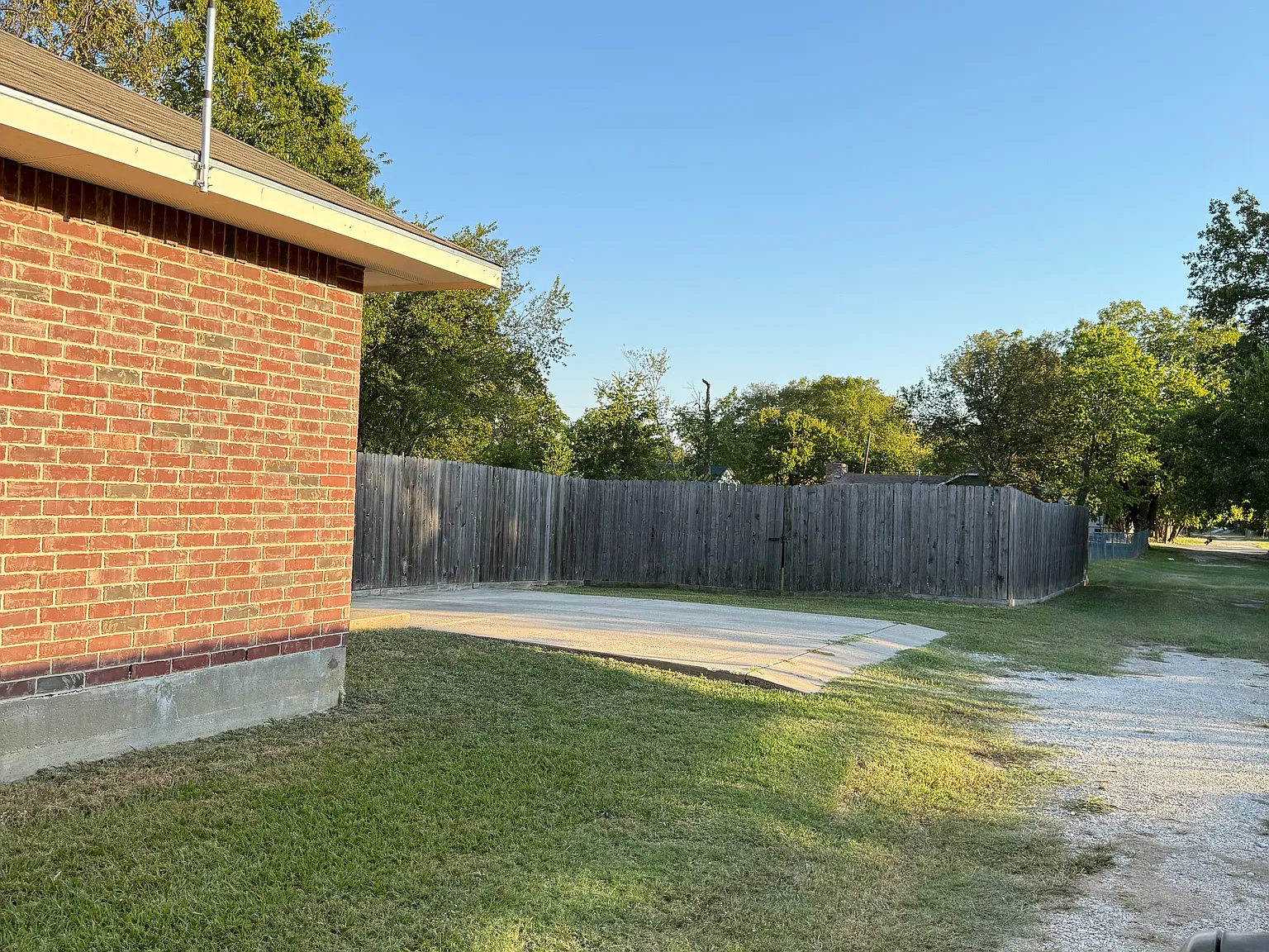 1622 Roy St — Photo 2