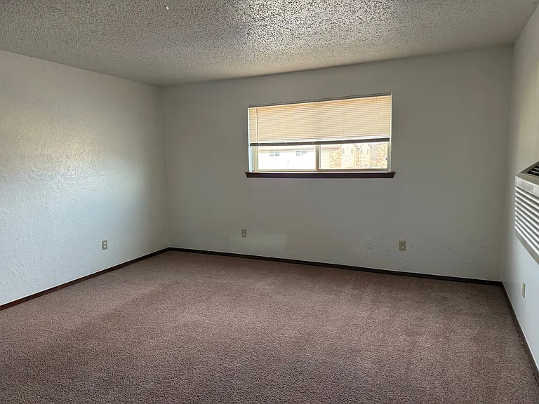 Fox Valley Apartments — Photo 36