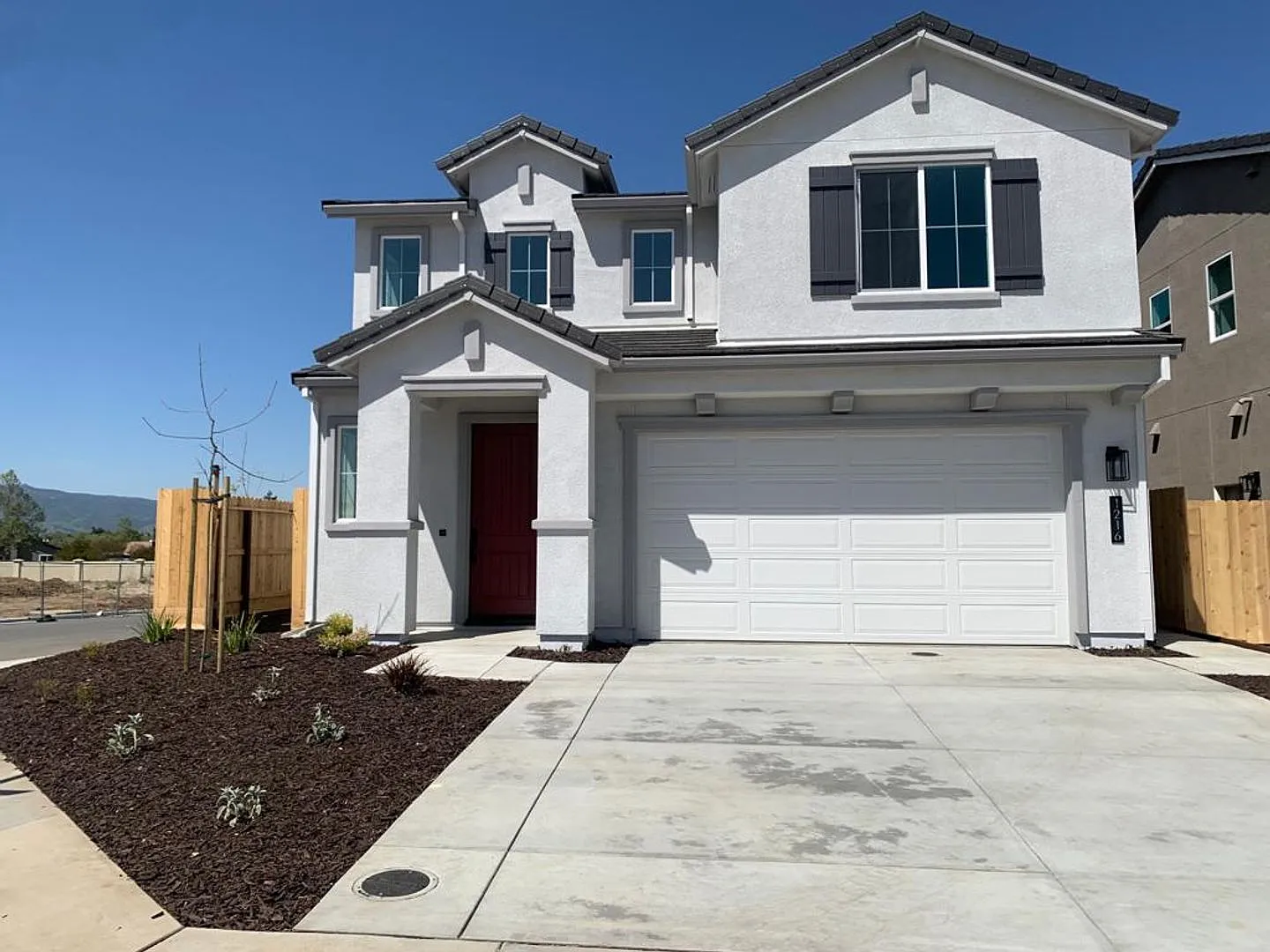 Gorgeous New Build 3 bedroom 2.5 bathroom home in Santana Ranch Available NOW!! — Photo 2