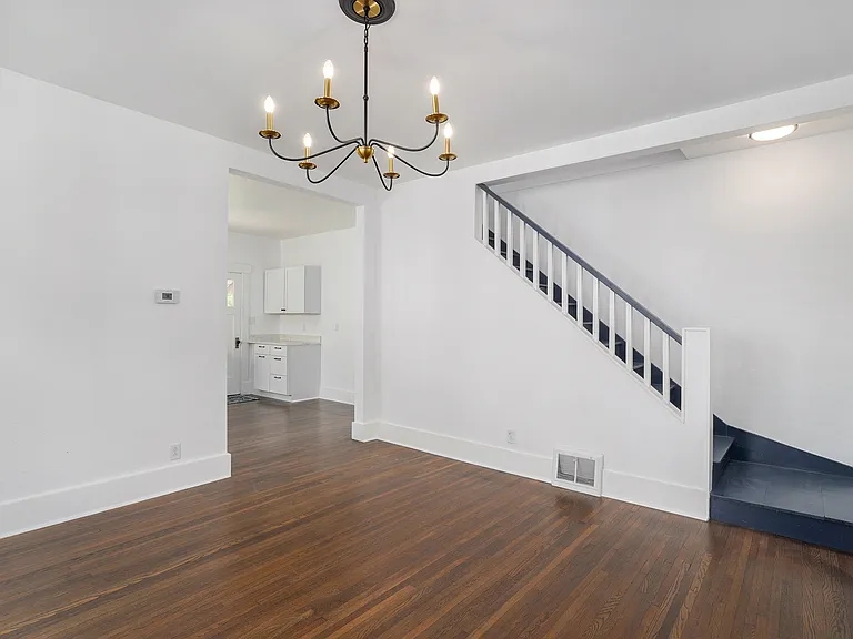 412 E Walker St — Photo 7