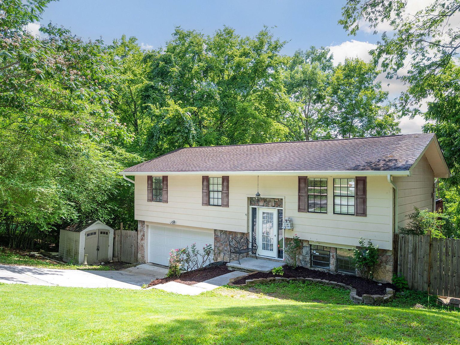 ぽんず　House on the hill 7111 Cane Hollow Rd, Hixson, TN 37343 | Zillow