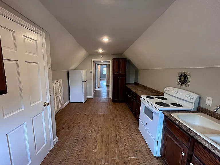 201 Main St #4 — Photo 2
