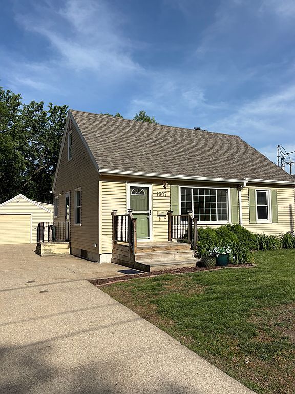 1907 52nd St - Property Image