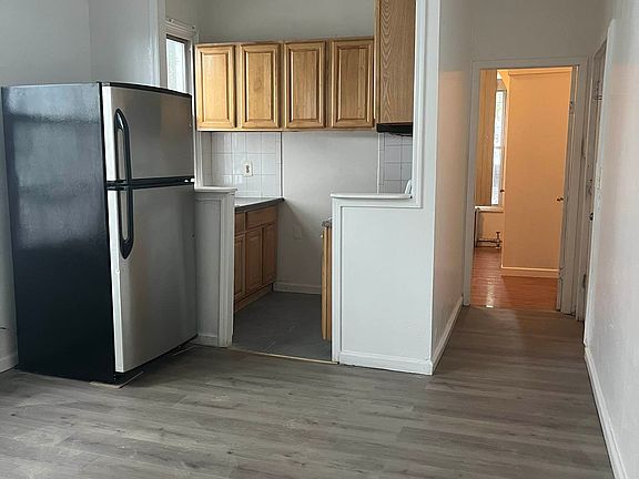 4th image of 31 Adrian Ave #1