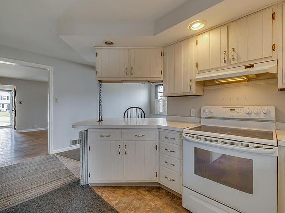 4th image of 529 S Twyckenham Dr
