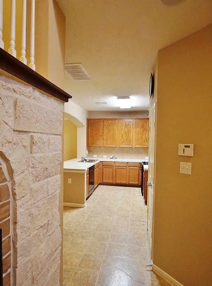 3 bed, 2.5 bath, 1790 sqft, $1,900 — Photo 3
