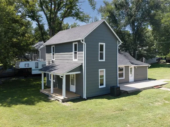529 E 6th St, Tonganoxie, KS 66086