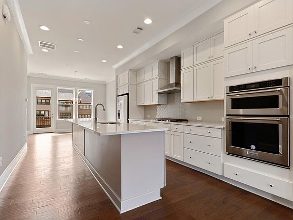 Kitchen with upgraded cabinets and SS appliances