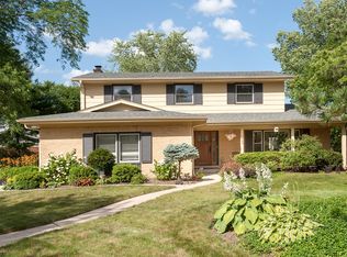 569 Castlewood Ln, Deerfield, IL