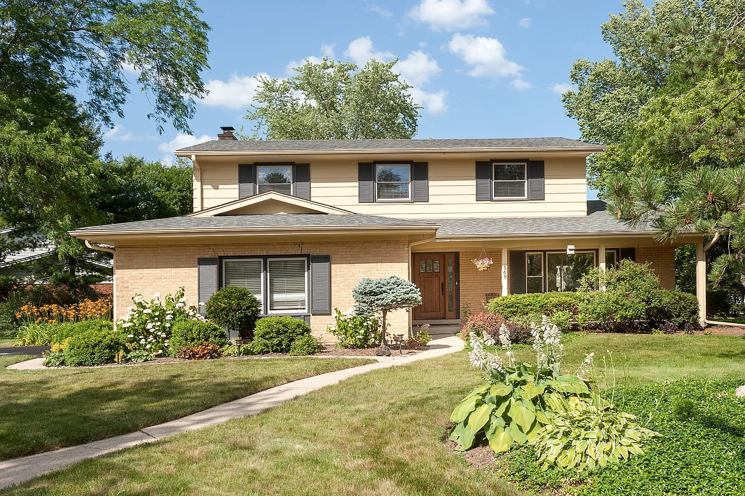 569 Castlewood Ln photo 1