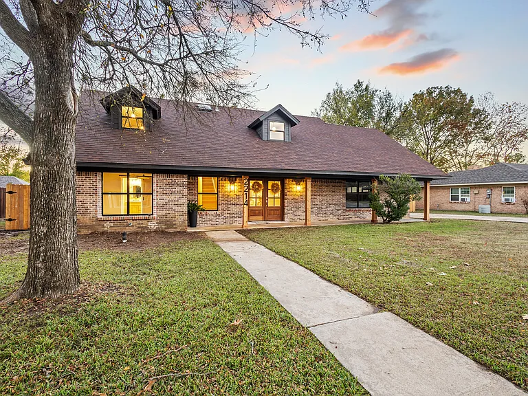 2214 Rex Cruse Dr — Photo 2